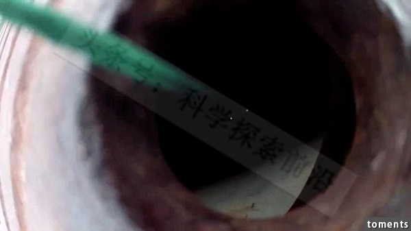男子趴在下水道路人都說他瘋了，沒想拿起來的東西讓人羨慕妒忌！