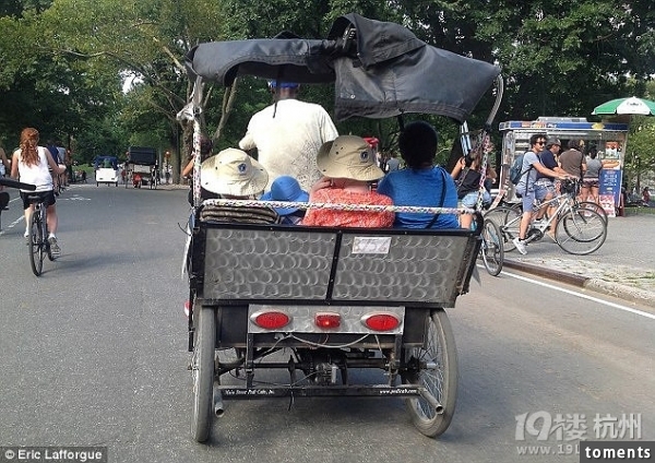 悲劇！他得了白化病 還慘遭父親砍手賣錢！！樂觀的他竟然這樣回應。。。。