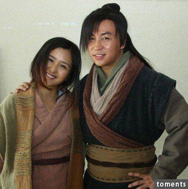 當年他負責打架，他負責搞笑泡妞！ 現在他女友換個不停～身材一個比一個火辣...他卻還是處男！