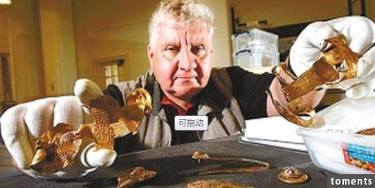 男子在草叢裡發現一個奇怪的盒子，當深挖以後滿是驚喜