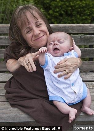 侏儒媽媽生下了巨人女兒!鄰居懷疑女兒不是親生的...兩年後的真相讓人太震撼了!女兒竟然是...