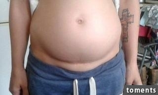 這個女人生產完兩年孕肚完全沒消,穿了3年孕婦裝,原因竟然是…
