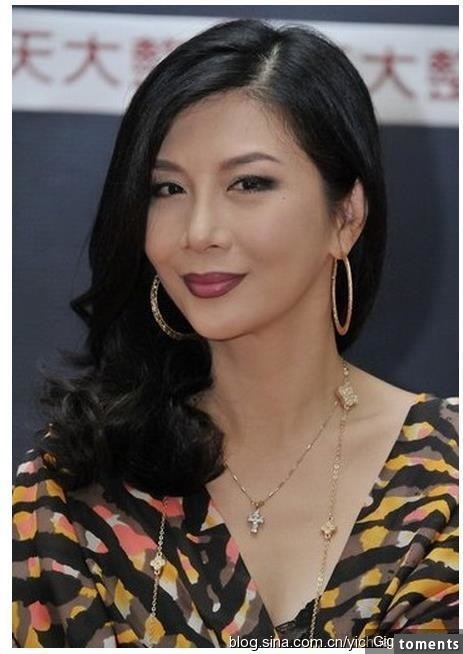 她與劉德華同學，憑三級片奪影后第一人，拒絕成龍追求至今單身