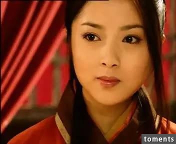 她曾紅極一時，美艷不輸李冰冰，如今事業發展不順變成了爆乳女星