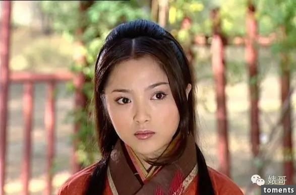 她曾紅極一時，美艷不輸李冰冰，如今事業發展不順變成了爆乳女星