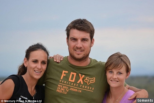Holidaymakers Meliska Vijoen (L) and Meike Pettit (R) immediately called park's authorities 