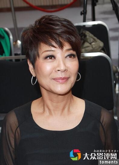 她曾和張艾嘉搶男人兩度離婚生女後與同性愛人愛得坦蕩