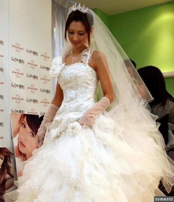 他曾經是日本最火紅的混血女神，沒想到意外懷孕結婚生子…讓人傻眼的是，離婚後才28歲的她已經劣化成這樣子…