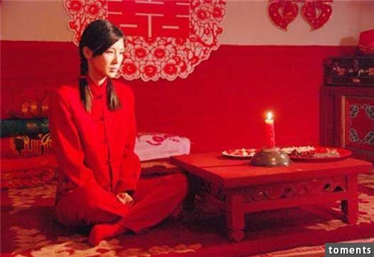 富人家給自己的啥子兒子買了個老婆，新婚第一夜老婆死活不讓他上床，沒想到後來傻子做了這件事，當晚老婆就和他圓房了！