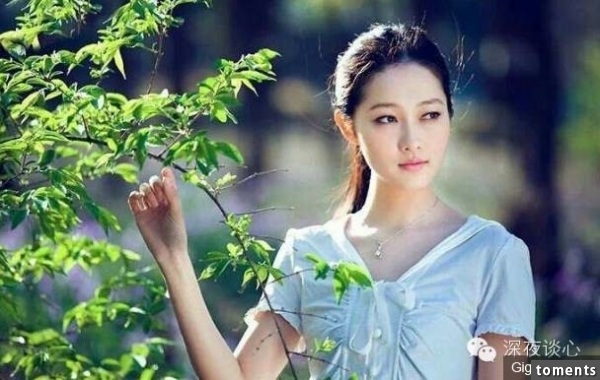 富人家給自己的啥子兒子買了個老婆，新婚第一夜老婆死活不讓他上床，沒想到後來傻子做了這件事，當晚老婆就和他圓房了！