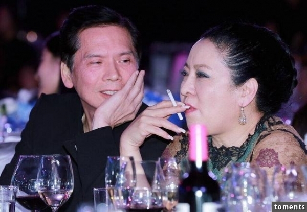 她敢罵周星馳混蛋敢封殺張柏芝,如今人老珠黃但曾美貌不輸關之琳!他是~