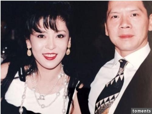 她敢罵周星馳混蛋敢封殺張柏芝,如今人老珠黃但曾美貌不輸關之琳!他是~