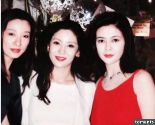 她敢罵周星馳混蛋敢封殺張柏芝,如今人老珠黃但曾美貌不輸關之琳!他是~