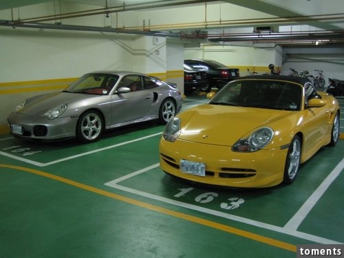 直擊帝寶停車場，千萬跑車停滿滿