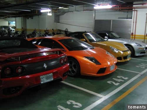 直擊帝寶停車場，千萬跑車停滿滿