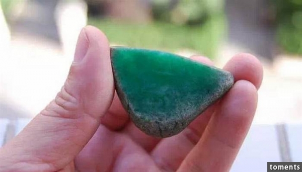 翡翠賭石，800萬緬幣，你知道一刀切開後會發生什麼事嗎？