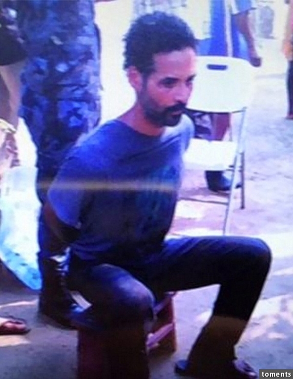 照片已經出現布萊克女士的男友戴上手銬,今天坐在凳子上後,民警猛撲將他逮捕