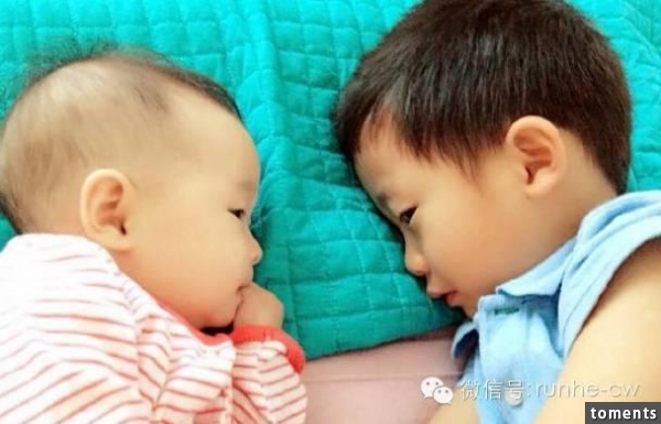 孩子在家睡覺，夫妻外出不到半小時，回到家後被眼前一幕給嚇傻了