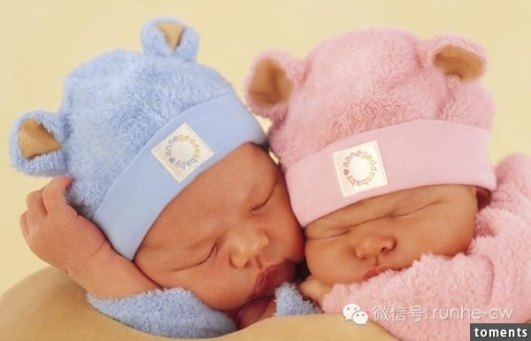 孩子在家睡覺，夫妻外出不到半小時，回到家後被眼前一幕給嚇傻了