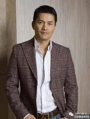 他與周潤發飆戲搶女人，戲外卻被黎明奪愛妻，影帝兼從商現很成功