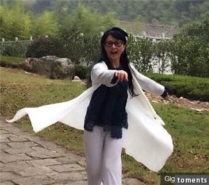 她當年是香港最美打女，嫁給富豪卻和“兒子”偷情導致……本該一蹶不振的她現在活的如此瀟灑，“風采”更勝當年！