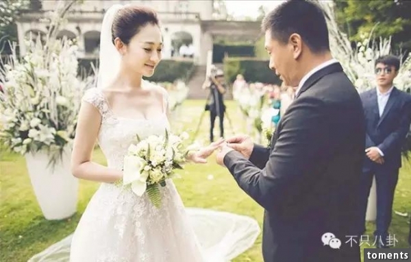 一次劈腿兩次流產男友被砍與謝娜情淡,李小冉身材和人生都有料!