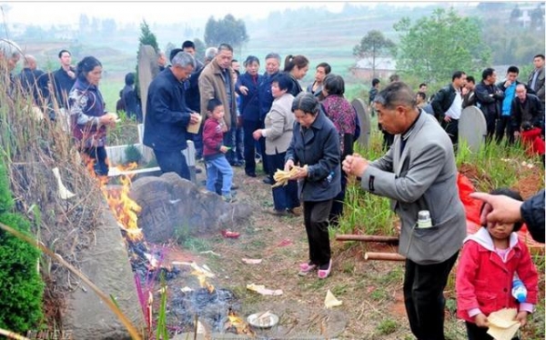傻小子上錯墳，已故亡魂託夢送老宅，從此大富大貴，一生衣食無憂