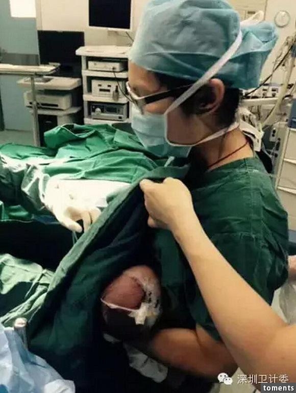 嬰兒在手術室哭鬧不停,她將嬰兒抱起後當場撩起衣服感動了全世界