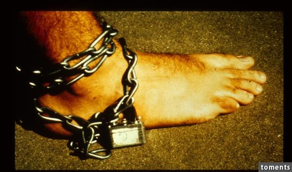 「犯人」戴上的脚镣