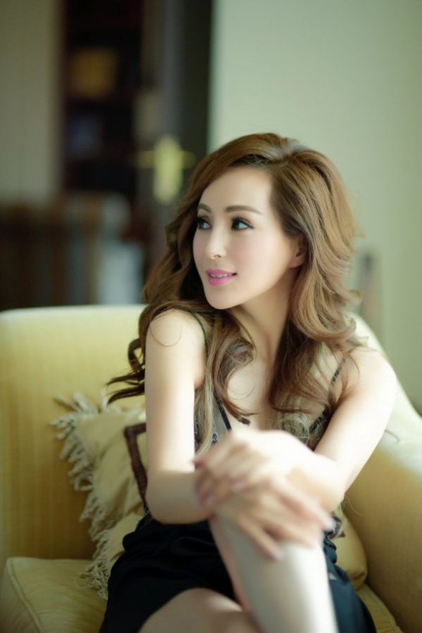 最近香港模特儿罗霖出了写真集,但你看得出,她是即将要50岁的女人吗?